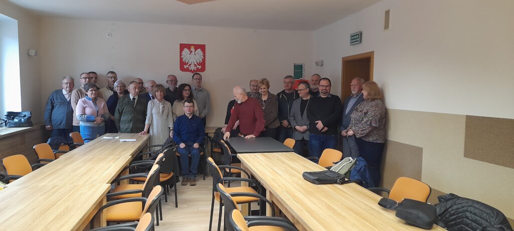 Grupowe zdjęcie uczestników zebrania.