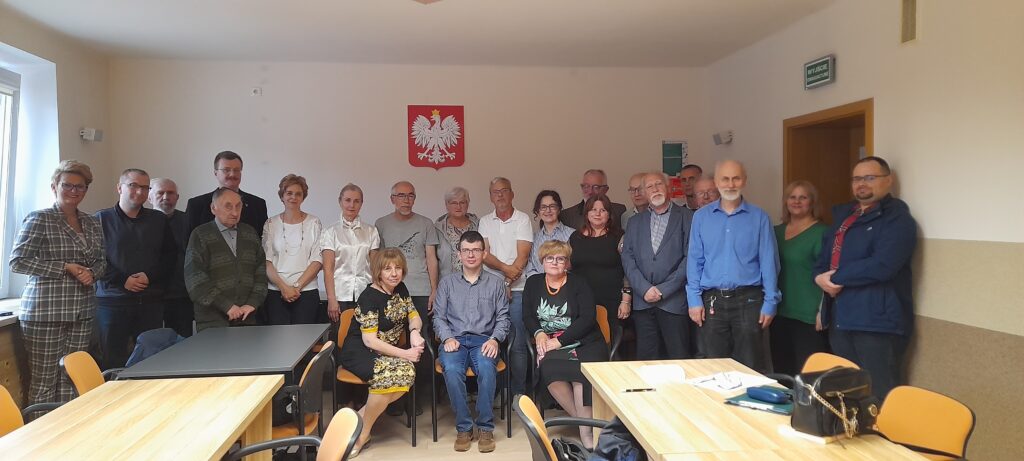 Pamiątkowe zdjęcie grupowe uczestników zebrania.