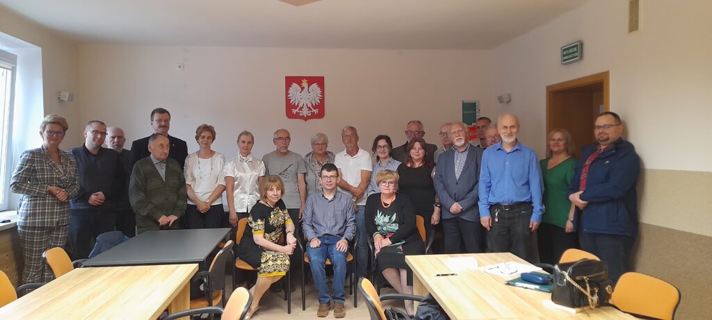 Pamiątkowe zdjęcie grupowe uczestników zebrania.