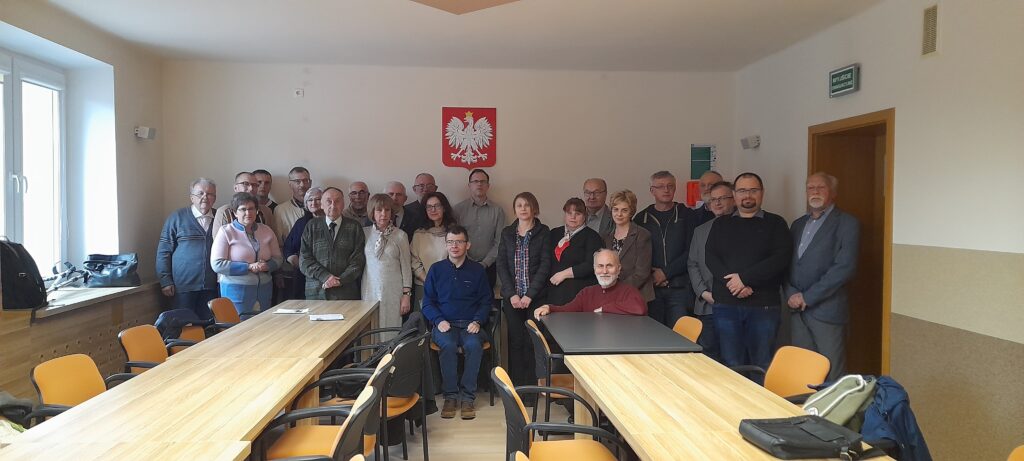 Grupowe zdjęcie uczestników zebrania.