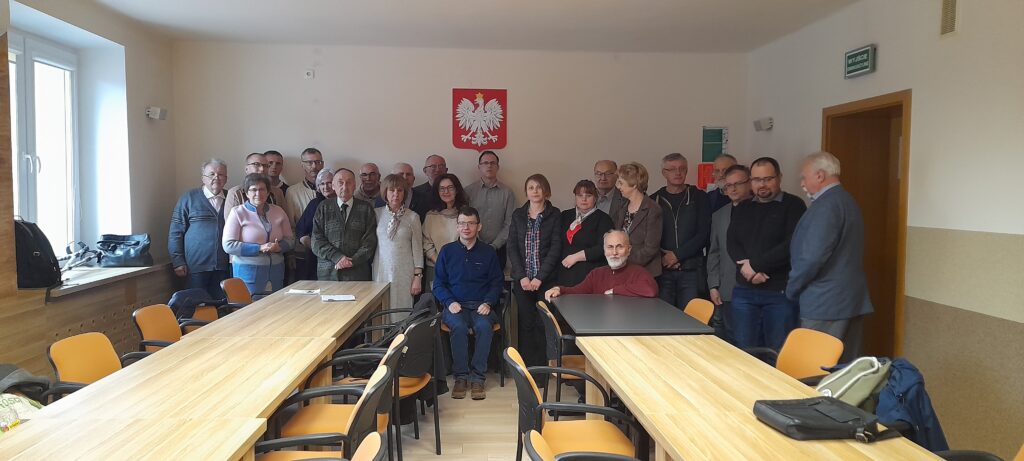 Grupowe zdjęcie uczestników zebrania.