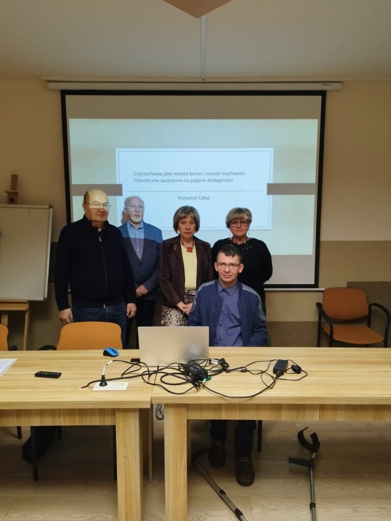 Zdjęcie grupowe - wszyscy uczestnicy zebrania na tle wyświetlonej prezentacji multimedialnej.