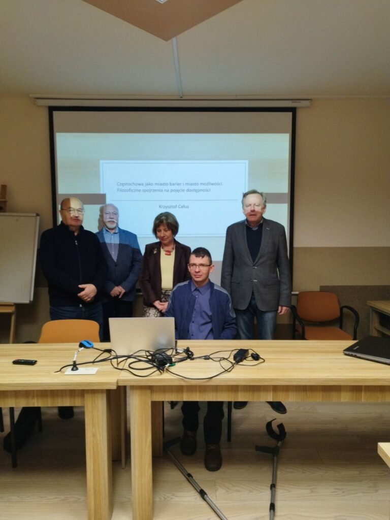 Zdjęcie grupowe - wszyscy uczestnicy zebrania na tle wyświetlonej prezentacji multimedialnej.