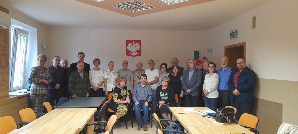 Pamiątkowe zdjęcie grupowe uczestników zebrania.
