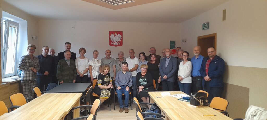 Pamiątkowe zdjęcie grupowe uczestników zebrania.
